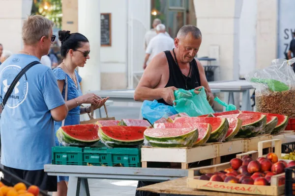 Koper, Primorske razglednice, razglednica, Poletje, Delo delavci poletjeprodaja sadje in zelenjava Trznica Koper
