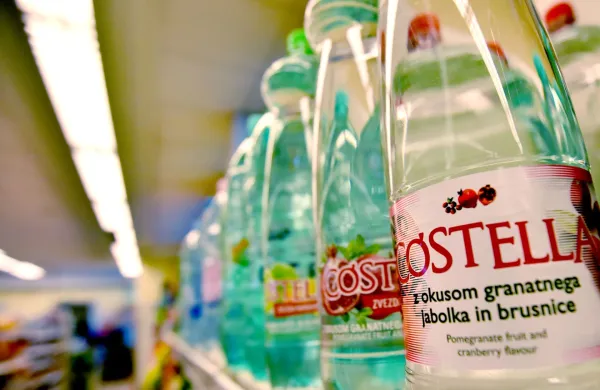 Podjetnik Joc Pečečnik je prodal polnilnico naravne mineralne vode Costella iz Kostela, ki jo je kupil leta 2022.