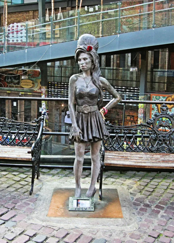 Bronasti kip Amy Winehouse stoji na tržnici Stables Market v londonski četrti Camden Town.