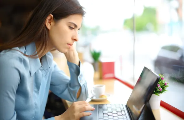 Elegant woman in a coffee shop working using tablet or laptop,Image: 866006364, License: Royalty-free, Restrictions:, Model Release: yes, Credit line: Antonio Guillem Fernandez/Panthermedia/Profimedia