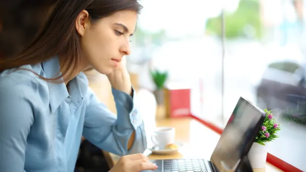 Elegant woman in a coffee shop working using tablet or laptop,Image: 866006364, License: Royalty-free, Restrictions:, Model Release: yes, Credit line: Antonio Guillem Fernandez/Panthermedia/Profimedia