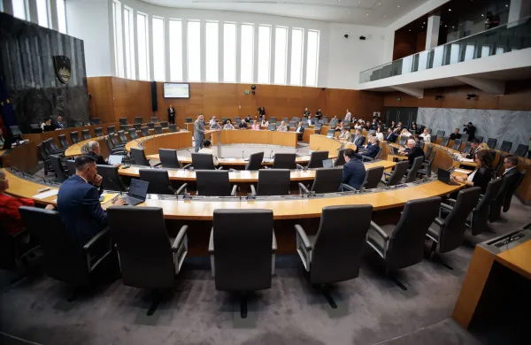 Poslanci so razpisali zakonodajni referendum o noveli zakona o parlamentarni preiskavi za 11. oktober.