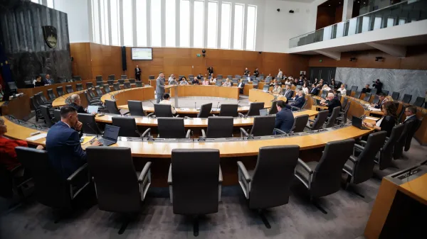 Poslanci so razpisali zakonodajni referendum o noveli zakona o parlamentarni preiskavi za 11. oktober.