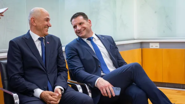 Ljubljana, ministrstvo za zunanje in evropske zadeve.Podelitev priznanja za zivljenjsko delo v diplomaciji.Predsednik vlade Janez Jansa in predsednik DZ Zoran Stevanovic.