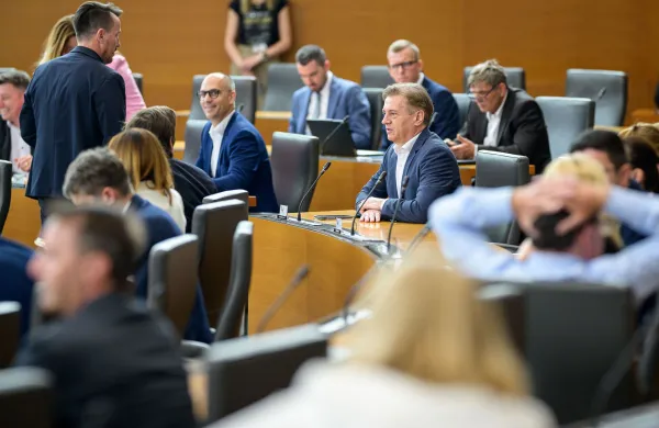 Robert Golob je bil izvoljen v parlament, naprej ni &scaron;lo. V ozadju ga gleda zadolženi poslanec Boris Mijić.
