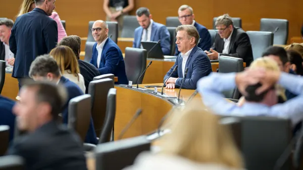 Robert Golob je bil izvoljen v parlament, naprej ni &scaron;lo. V ozadju ga gleda zadolženi poslanec Boris Mijić.