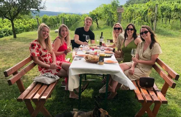 Vinske kleti: goste poleg vin navdu&scaron;ujejo zgodbe družin in pristnost domačinov