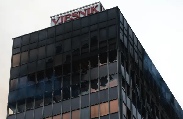 Hrvaska, Zagreb.Stolpnica Vjesnika v Zagrebu po požaru &scaron;e vedno ni varna, tudi promet okoli stavbe je zaprt.