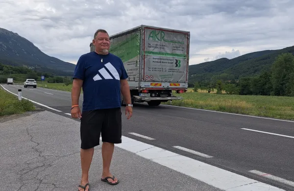Nevaren odsek med Podnanosom in križi&scaron;čem za Hra&scaron;če: razmere so kaotične, preglednost pa praktično nična
