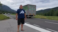 Nevaren odsek med Podnanosom in križi&scaron;čem za Hra&scaron;če: razmere so kaotične, preglednost pa praktično nična