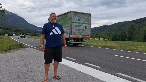 Nevaren odsek med Podnanosom in križi&scaron;čem za Hra&scaron;če: razmere so kaotične, preglednost pa praktično nična