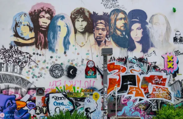 Klub 27 na grafitu, z leve Brian Jones, Jimi Hendrix, Janis Joplin, Jim Morrison, Jean-Michel Basquiat, Kurt Cobain, Amy Winehouse in neznanec, morda avtor grafita