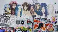 Klub 27 na grafitu, z leve Brian Jones, Jimi Hendrix, Janis Joplin, Jim Morrison, Jean-Michel Basquiat, Kurt Cobain, Amy Winehouse in neznanec, morda avtor grafita