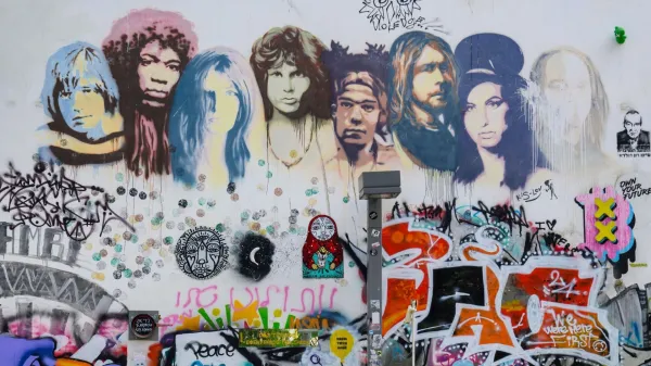 Klub 27 na grafitu, z leve Brian Jones, Jimi Hendrix, Janis Joplin, Jim Morrison, Jean-Michel Basquiat, Kurt Cobain, Amy Winehouse in neznanec, morda avtor grafita