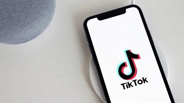 Bruselj: TikTok ne zagotavlja ustrezne za&scaron;čite mladoletnikov