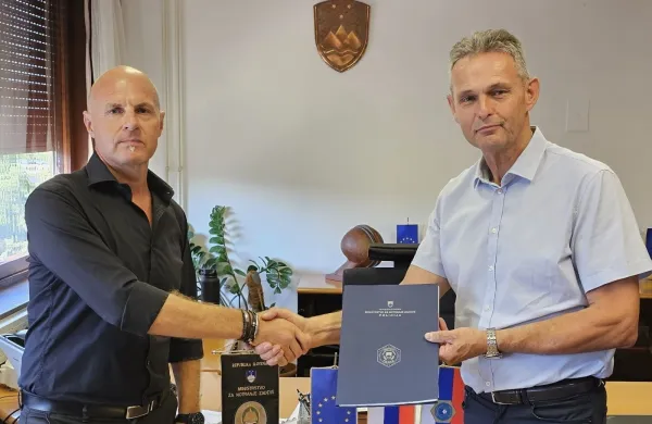 Z leve proti desni: dr. Alan Lazar in sedaj že nekdanji vodja SKP PU Nova Gorica Marino Pangos