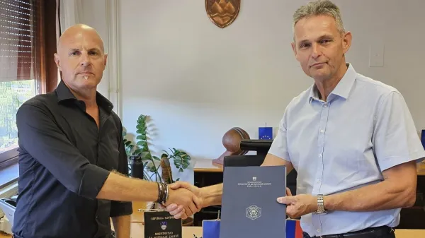 Z leve proti desni: dr. Alan Lazar in sedaj že nekdanji vodja SKP PU Nova Gorica Marino Pangos