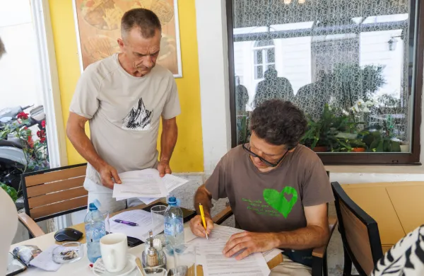 Piran, 22.7.2026Fiesa, podpisi za razpis referenduma proti prodaja zemlji&scaron;čOddaja podpisov proti prodaji zemlji&scaron;č, Davorin Petaros in Luka Čibej