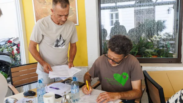 Piran, 22.7.2026Fiesa, podpisi za razpis referenduma proti prodaja zemlji&scaron;čOddaja podpisov proti prodaji zemlji&scaron;č, Davorin Petaros in Luka Čibej