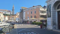 Sobodajalci v slovenski Istri pred absurdno dilemo: kr&scaron;iti gostinski zakon ali določila o dvojezičnosti in predpise o varstvu kulturne dedi&scaron;čine?