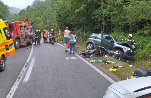 Motoristka po trku obležala nezavestna