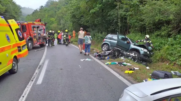 Motoristka po trku obležala nezavestna
