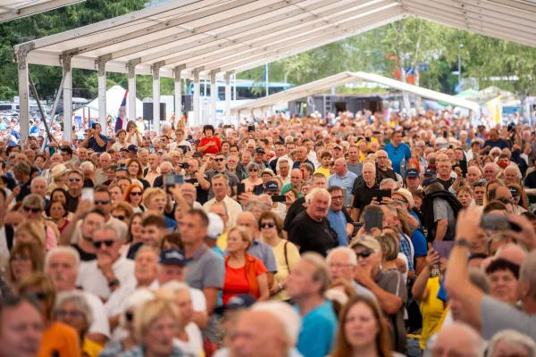 Bovec, letalisce Bovec.Tradicionalno srecanje obcinskih odborov SDS ter zacetek 31. poletnega tabora SDS in Gorniskega kluba doktor Henrika Tume.