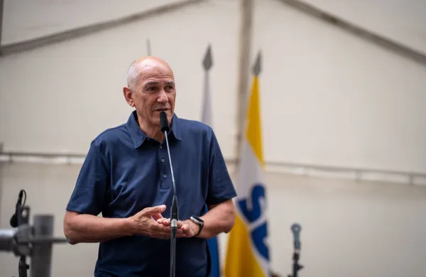 Bovec, letalisce Bovec.Tradicionalno srecanje obcinskih odborov SDS ter zacetek 31. poletnega tabora SDS in Gorniskega kluba doktor Henrika Tume.Nagovor predsednika SDS Janeza Janse.