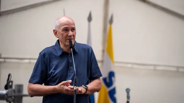 Bovec, letalisce Bovec.Tradicionalno srecanje obcinskih odborov SDS ter zacetek 31. poletnega tabora SDS in Gorniskega kluba doktor Henrika Tume.Nagovor predsednika SDS Janeza Janse.