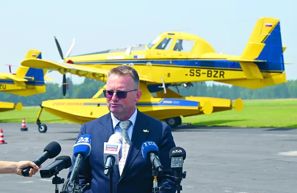 Slovenija, Brnik, 11.06.2025, 11. junij 2025Minister za obrambo Borut Sajovic, generalni direktor URSZR Leon Behin, minister za naravne vire in prostor JoĹľe Novak, drĹľavni sekretar na ministrstvu za kohezijo in regionalni razvoj Marko Koprivc ter direktorica direktorata za implementacijo programov in krepitev upravnih zmogljivosti pri Evropski komisiji Sofia Alves dajejo izjavo za medije v okviru dogodka ob koncu projekta nakup letal za gaĹˇenje Air Tractor v organizaciji Uprave RS za zaĹˇ&Auml;Ťito in reĹˇevanje (URSZR). Foto: Ĺ˝iga Ĺ˝ivulovi&Auml;&Dagger; jr./F.A.Bobo------Sijankronika 3#