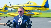 Slovenija, Brnik, 11.06.2025, 11. junij 2025Minister za obrambo Borut Sajovic, generalni direktor URSZR Leon Behin, minister za naravne vire in prostor JoĹľe Novak, drĹľavni sekretar na ministrstvu za kohezijo in regionalni razvoj Marko Koprivc ter direktorica direktorata za implementacijo programov in krepitev upravnih zmogljivosti pri Evropski komisiji Sofia Alves dajejo izjavo za medije v okviru dogodka ob koncu projekta nakup letal za gaĹˇenje Air Tractor v organizaciji Uprave RS za zaĹˇ&Auml;Ťito in reĹˇevanje (URSZR). Foto: Ĺ˝iga Ĺ˝ivulovi&Auml;&Dagger; jr./F.A.Bobo------Sijankronika 3#