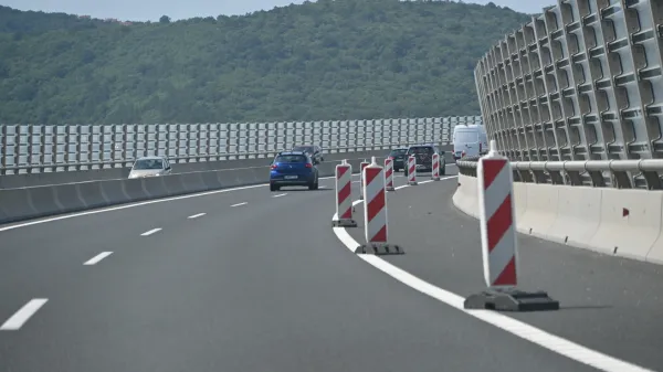 Nova delovna zapora ima vse - table, omejitev in radar - le delavcev skoraj ni