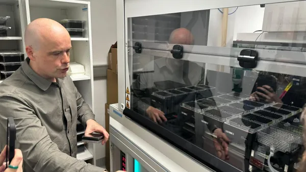 Raziskovalna skupina pod vodstvom Sashe Mendjana razvija organoide oziroma laboratorijsko ustvarjene mini organe, ki posnemajo delovanje člove&scaron;kih organov. 