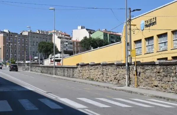 Hudo po&scaron;kodovano žensko so na&scaron;li pred sedežem podjetja Trieste Trasporti.