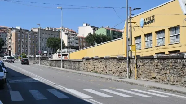 Hudo po&scaron;kodovano žensko so na&scaron;li pred sedežem podjetja Trieste Trasporti.