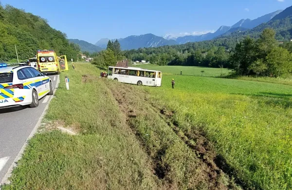 V nesreči avtobusa &scaron;est po&scaron;kodovanih, dva so odpeljali s helikopterjem