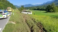 V nesreči avtobusa &scaron;est po&scaron;kodovanih, dva so odpeljali s helikopterjem