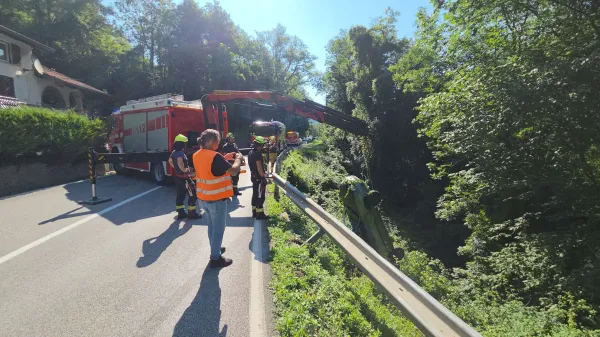nesreča, z avtom zapeljal s ceste, ustavilo ga je drevo