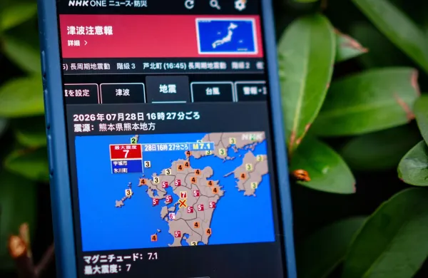 Mobilni telefon s podatki o potresu, ki je z magnitudo 7,1 prizadel jug Japonske