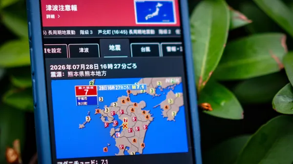 Mobilni telefon s podatki o potresu, ki je z magnitudo 7,1 prizadel jug Japonske