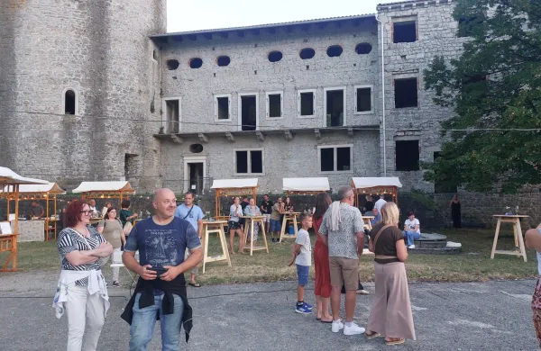Na gradu Rihemberk zvezde odsevale v kozarcu