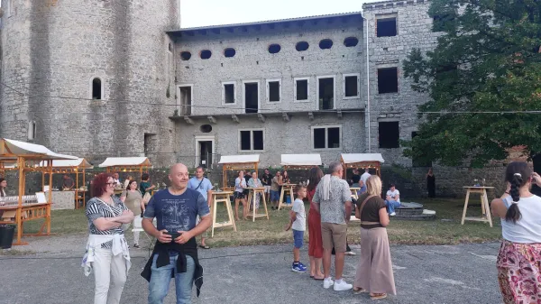 Na gradu Rihemberk zvezde odsevale v kozarcu