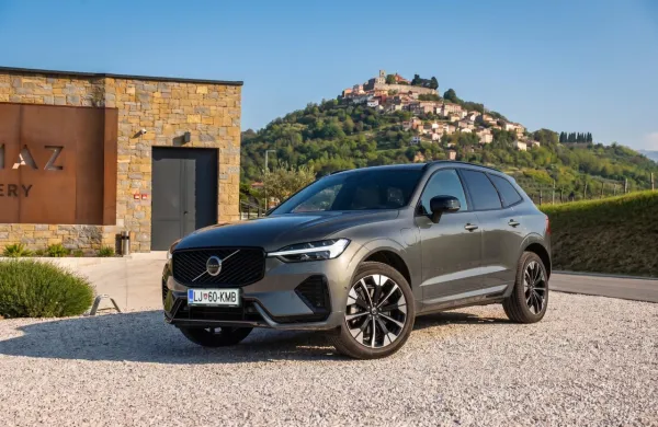 Volvo XC60 je že leta tihi favorit med premijskimi &scaron;portnimi terenci. V poplavi agresivnih nem&scaron;kih tekmecev stavi na zadržan, a prefinjen skandinavski dizajn in vrhunsko varnost.
