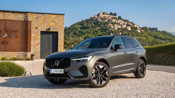 Volvo XC60 je že leta tihi favorit med premijskimi &scaron;portnimi terenci. V poplavi agresivnih nem&scaron;kih tekmecev stavi na zadržan, a prefinjen skandinavski dizajn in vrhunsko varnost.