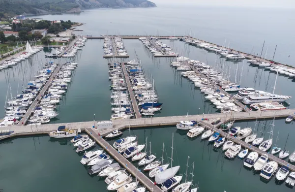 Izola, 09.11.2022Marina Izola, marina, avio posnetki, panorama, iz zraka, privezi, plovila, pristani&scaron;če, rt Ronek, klifi