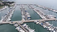 Izola, 09.11.2022Marina Izola, marina, avio posnetki, panorama, iz zraka, privezi, plovila, pristani&scaron;če, rt Ronek, klifi
