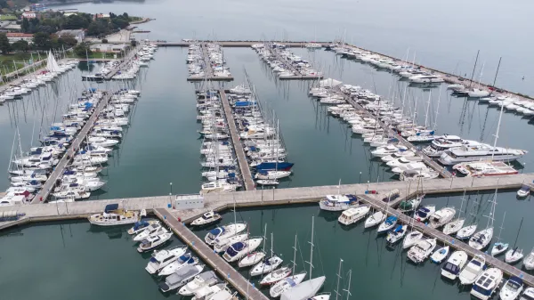 Izola, 09.11.2022Marina Izola, marina, avio posnetki, panorama, iz zraka, privezi, plovila, pristani&scaron;če, rt Ronek, klifi