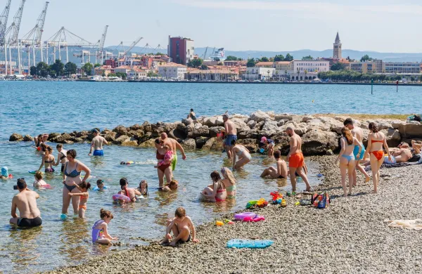 Koper, 21.6.2026Turizem, Poletje, Vročina, poletni utrip v Kopru,kopalci, plaža, sprehajalci