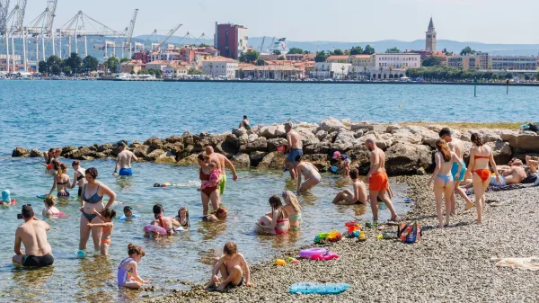 Koper, 21.6.2026Turizem, Poletje, Vročina, poletni utrip v Kopru,kopalci, plaža, sprehajalci