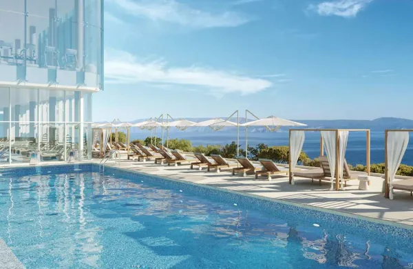 &Scaron;vicarska hotelska skupina M&ouml;venpick je v Novem Vinodolskem na območju Kvarnerja odprla svoj prvi hotelski resort na Hrva&scaron;kem.